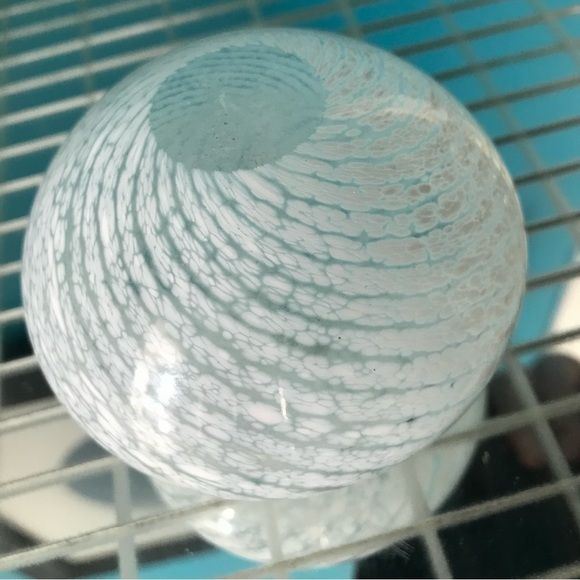 🎁 Vintage 1995 Signed Handblown Art Glass Bud Vase – White Milky Way Veining - Picture 8 of 9